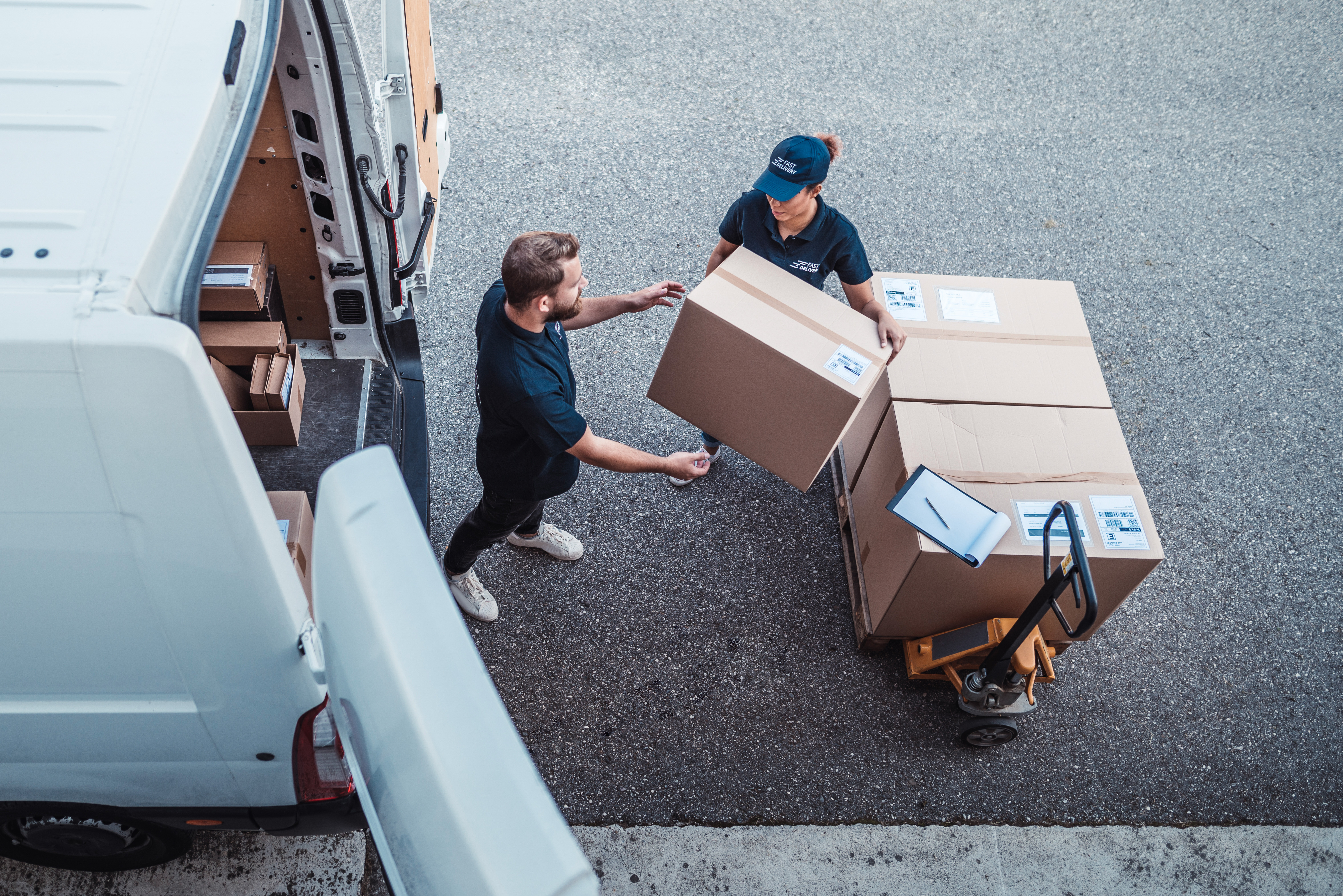 Pvlogistic маркетплейсы доставка. Разгрузка машины. Доставка грузов. Разгрузка товара на складе. Отгрузка товара.